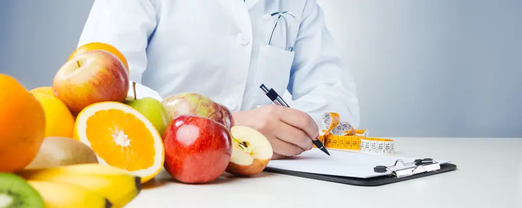 Konsultasi dengan Dokter Gambar dokter berkonsultasi dengan pasien tentang pola makan sehat