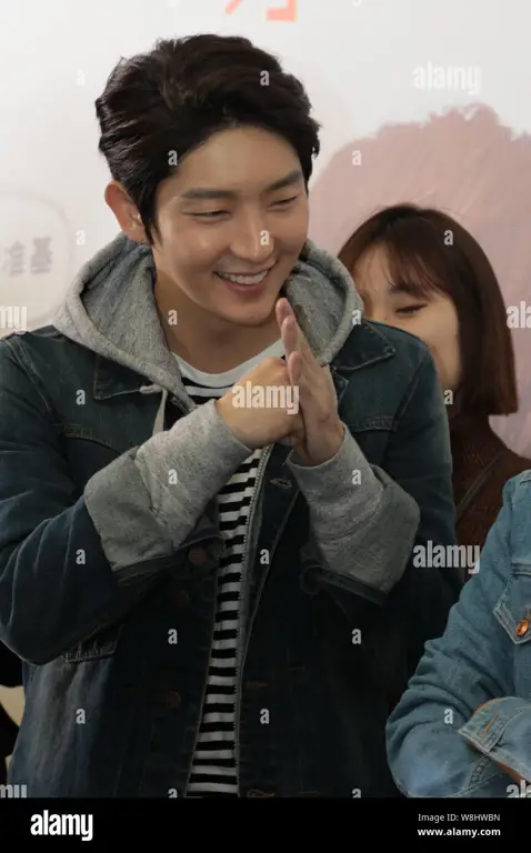 Salah satu adegan romantis dari drama Nevertheless Adegan menarik dari drama Korea Nevertheless
