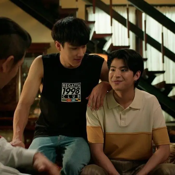 Menikmati drama Korea bersama teman-teman Teman-teman menonton drama Korea bersama-sama