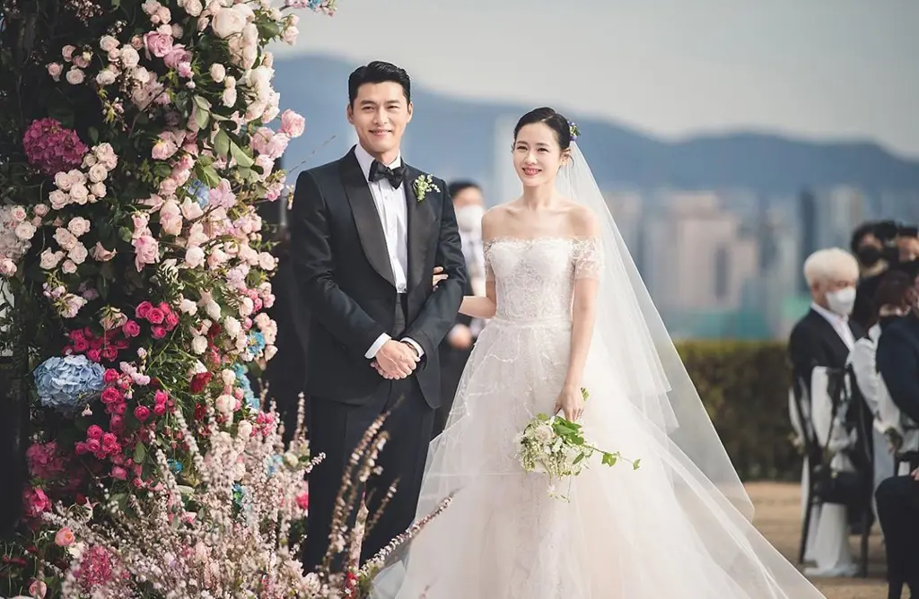 Menikmati drama Korea bersama orang terkasih Pasangan menonton drama Korea dengan bahagia