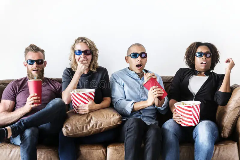 Gambar sekelompok orang sedang menonton film bersama-sama di bioskop