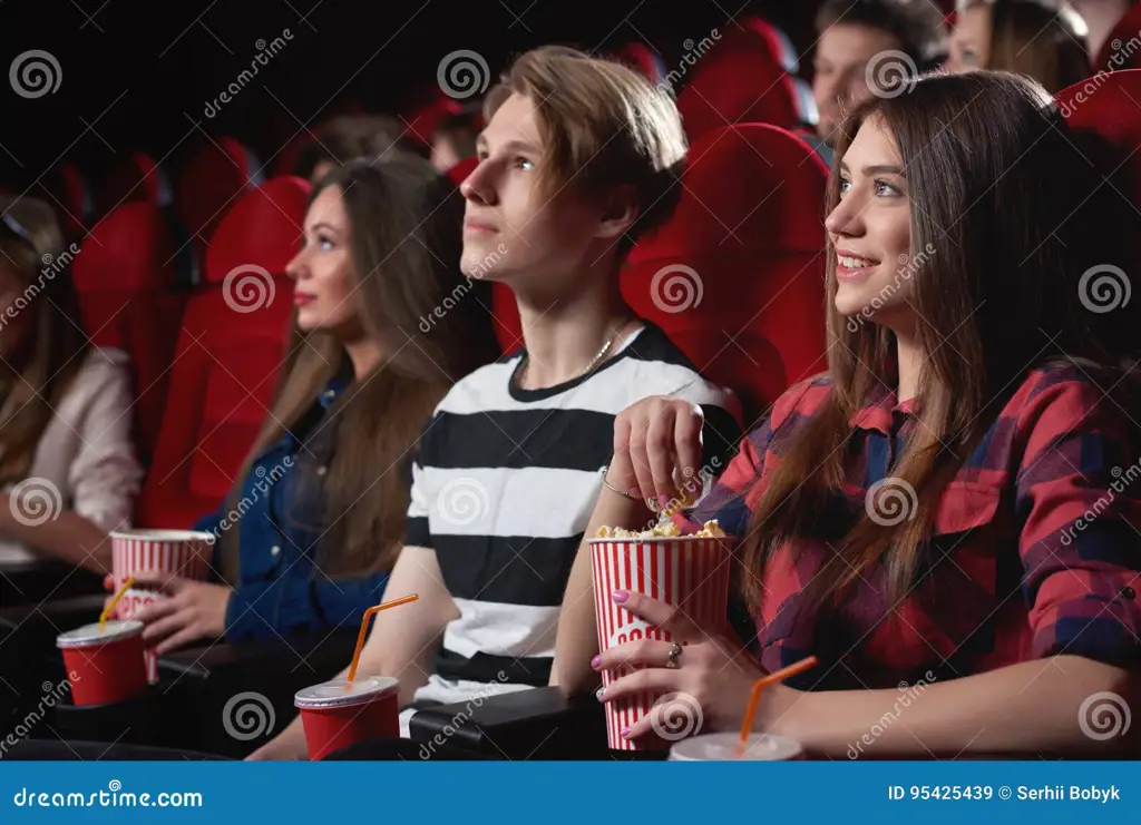 Menonton film bersama keluarga dan teman Orang-orang menikmati malam menonton film bersama
