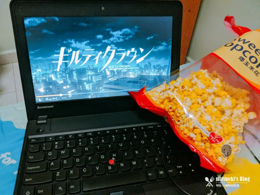 Menonton Anime Secara Online Seseorang menonton anime di laptopnya